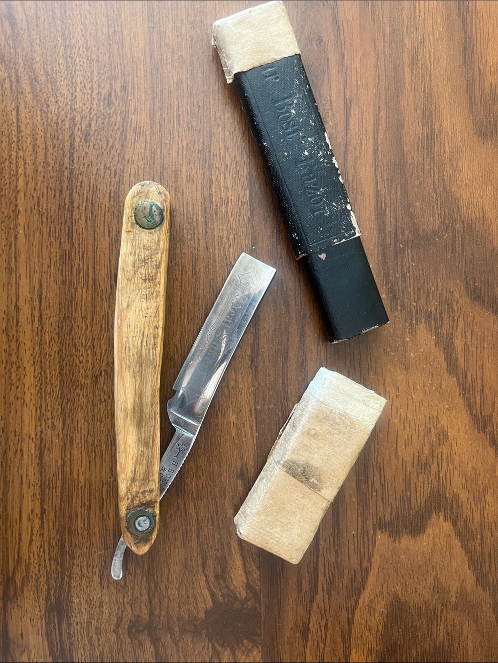 Vintage Classic Straight Razor with Wooden Handle and original box